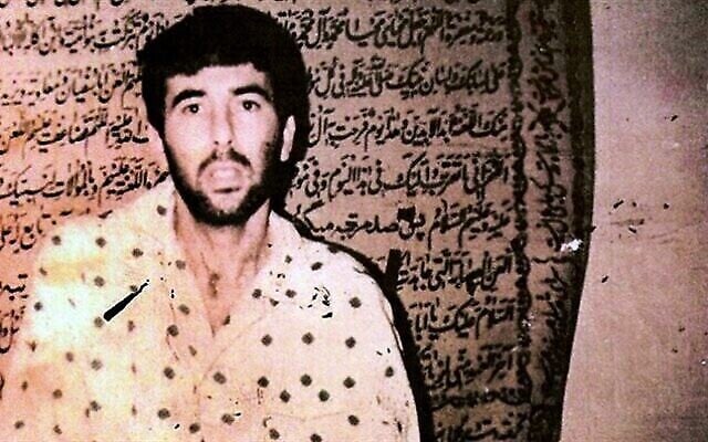 Ron Arad, officier de l'armée de l'air israélienne disparu, photographié par des militants d'Amal au Liban en 1987. (Crédit : Wikipedia)