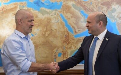 Le nouveau chef du Shin Bet, Ronen Bar (à gauche), en compagnie du Premier ministre Naftali Bennett, le 11 octobre 2021 (Crédit : Kobi Gideon/GPO).