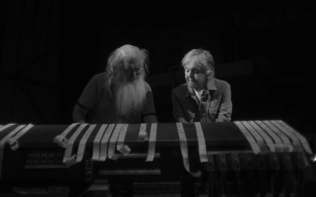 Le producteur de musique Rick Rubin, à gauche, et Paul McCartney, dans le documentaire 'McCartney 3,2,1.' (Crédit : YouTube screenshot/ Hulu)