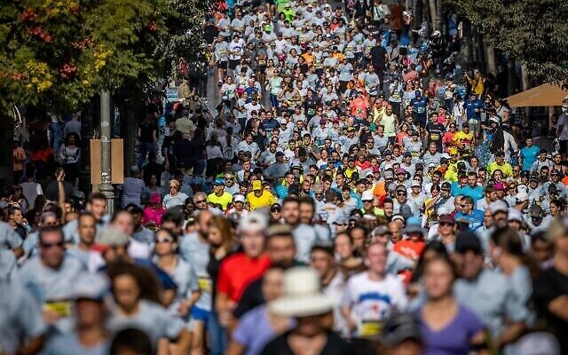 Des milliers de coureurs participent au marathon annuel de Jérusalem, le 29 octobre 2021. (Crédit : Yonatan Sindel/Flash90) Des milliers de coureurs participent au marathon annuel de Jérusalem, le 29 octobre 2021. (Crédit : Yonatan Sindel/Flash90)