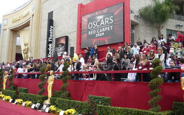 Le tapis rouge devant le Dolby Theatre, où se tiennent les cérémonies des Oscars depuis 2002. (Crédit : Wikimedia)