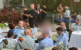 Le chef adjoint du service de sécurité du Shin Bet, 'Resh’, avec des responsables militaires lors d'une cérémonie dont la date n’a pas été précisée. (Capture d'écran : Treizième chaîne)