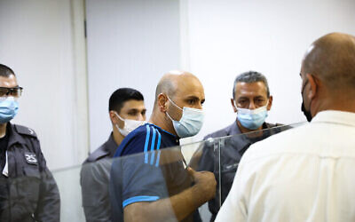 Nasim Sah, le suspect dans l'accident de voiture de Nahariya qui a tué un bénévole de la police, lors d'une audience au tribunal de Haïfa, le 22 septembre 2021. (Crédit : Alon Nadav/Flash90)[/caption]