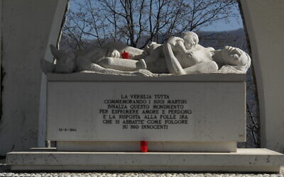 Sculpture commémorative du massacre de Sant' Anna di Stazzema, le 22 février 2008. (Crédit : Wikimedia Commons/ Hans Peter Schaefer)