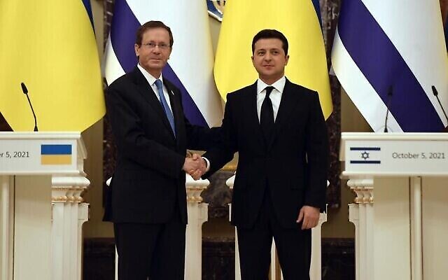 Le président Isaac Herzog (à gauche) et son homologue ukrainien Volodymyr Zelensky se serrent la main à Kiev, en Ukraine, le 5 octobre 2021. (Crédit : Haim Zach/GPO)