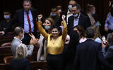 Sharren Haskel, députée du New Hope, au centre, lors d'un vote sur une loi proposant des réformes pour réglementer la marijuana médicale, à la Knesset, à Jérusalem, le 13 octobre 2021. (Crédit : Yonatan Sindel/Flash90)