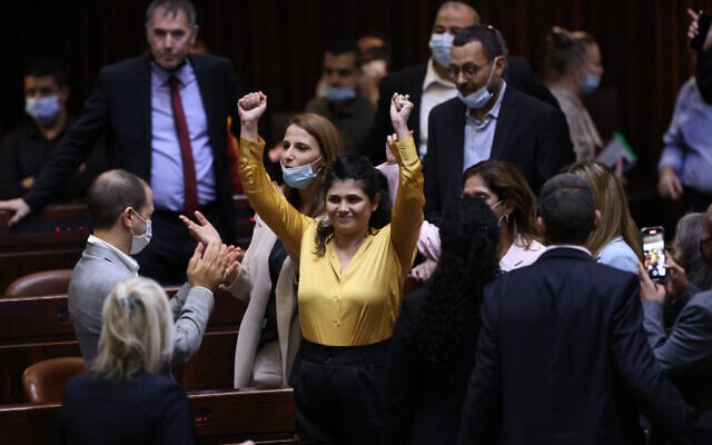Sharren Haskel, députée du New Hope, au centre, lors d'un vote sur une loi proposant des réformes pour réglementer la marijuana médicale, à la Knesset, à Jérusalem, le 13 octobre 2021. (Crédit : Yonatan Sindel/Flash90) Sharren Haskel, députée du New Hope, au centre, lors d'un vote sur une loi proposant des réformes pour réglementer la marijuana médicale, à la Knesset, à Jérusalem, le 13 octobre 2021. (Crédit : Yonatan Sindel/Flash90)