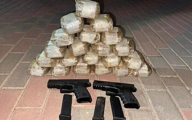 Drogues et armes à feu qui, selon la police israélienne et Tsahal, ont été introduites clandestinement du Liban, 23 octobre 2021 (Crédit : Police israélienne) Drogues et armes à feu qui, selon la police israélienne et Tsahal, ont été introduites clandestinement du Liban, 23 octobre 2021 (Crédit : Police israélienne)