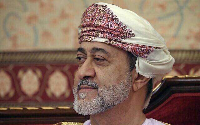 Le souverain d'Oman, le sultan Haitham ben Tarek, se préparant à une réunion au palais al-Alam, dans la capitale Mascate, le 21 février 2020. (Crédit : Andrew Caballero-Reynolds/Pool via AP/Dossier)