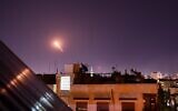 Les défenses aériennes syriennes répondent à des missiles attribués à Israël visant le sud de la capitale Damas, le 20 juillet 2020. (Crédit : AFP)