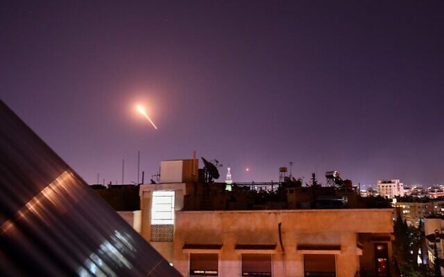 Les défenses aériennes syriennes répondent à des missiles attribués à Israël visant le sud de la capitale Damas, le 20 juillet 2020. (Crédit : AFP)