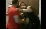 Un homme agresse un policier aux abords de la mairie de Kafr Qassem, dans le centre d'Israël, le 1er octobre 2021. (Capture d'écran vidéo)
