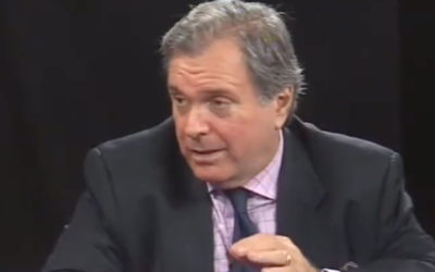 L'ancien chasseur de nazis et dirigeant de l'AIPAC, Neal Sher, intervient lors d'un panel en octobre 2011. (Capture d'écran/YouTube)