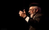 Le rabbin Haim Louk, célèbre chanteur de poèmes liturgiques, qui se produira avec les chanteurs israéliens Amir Benayoun et Berry Sakharov pour les célébrations de son 80e anniversaire en octobre et décembre 2021. (Crédit : Shmulik Balmas)