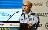 Le Brig.-Gen. Tal Kalman, chef d'état-major de l'armée de l'air israélienne, discute de l'évolution des menaces contre Israël lors de la conférence annuelle du Fisher Institute for Air and Space Strategic Studies à l'hôtel Hilton de Tel Aviv, le 3 avril 2016. (Crédit : The Fisher Institute)