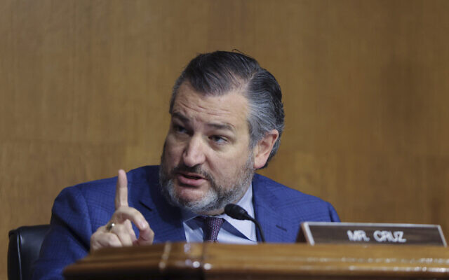 Le sénateur Ted Cruz, R-Texas, interroge le procureur général Merrick Garland lors d'une audience de la commission judiciaire du Sénat sur le ministère de la Justice, au Capitole, à Washington, le mercredi 27 octobre 2021. (Crédit : Tasos Katopodis/Pool via AP) Le sénateur Ted Cruz, R-Texas, interroge le procureur général Merrick Garland lors d'une audience de la commission judiciaire du Sénat sur le ministère de la Justice, au Capitole, à Washington, le mercredi 27 octobre 2021. (Crédit : Tasos Katopodis/Pool via AP)