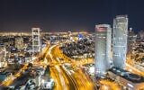 La ligne d'horizon de Tel Aviv de nuit. (Crédit : Shaï Pal sur Unsplash)
