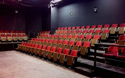 Le théâtre de 104 places construit par Grant et Daniella Crankshaw pour le Raanana Center Stage est menacé de fermeture en raison de la pandémie (Crédit : autorisation Center Stage).