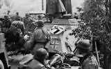 Troupes de la 3e SS Totenkopf Panzer Division pendant l'opération Barbarossa en 1941. (Crédit : Wikimedia commons/ Bundesarchiv Bild)