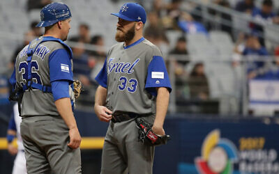 Tyler Herron, à droite, a lancé pour l'équipe d'Israël lors de la Classique mondiale de baseball 2017. (Crédit : Chung Sung-Jun/Getty Images via JTA)