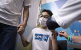 Des Israéliens reçoivent leur dose de vaccin COVID-19 dans une organisation de soins de santé Clalit, le 9 septembre 2021, à Jérusalem. (Crédit : Olivier Fitoussi/Flash90)