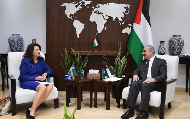 La ministre suédoise des Affaires étrangères, Ann Linde, rencontre le Premier ministre de l'Autorité palestinienne, Mohammad Shtayyeh, à Ramallah, le 19 octobre 2021. (Crédit) La ministre suédoise des Affaires étrangères, Ann Linde, rencontre le Premier ministre de l'Autorité palestinienne, Mohammad Shtayyeh, à Ramallah, le 19 octobre 2021. (Crédit)