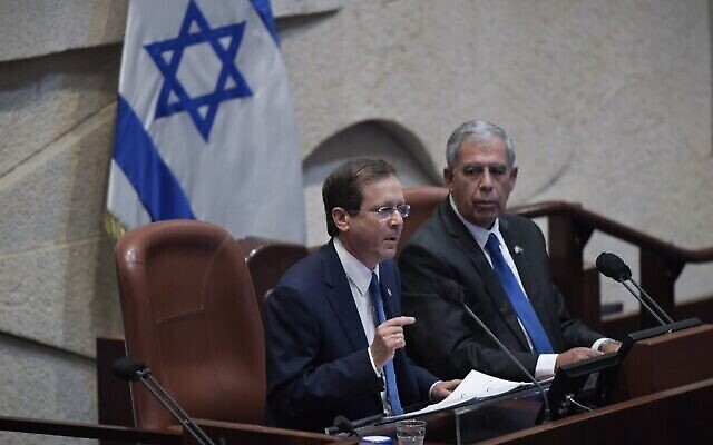 Le président Isaac Herzog lors d'un discours à la Knesset à Jérusalem, le 4 octobre 2021. (Crédit :  Kobi Gideon/GPO)
