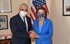 Le ministre des Affaires étrangères Yair Lapid rencontre la présidente de la Chambre, Nancy Pelosi, à Washington, le 12 octobre 2021. (Crédit : Shlomi Amsalem/GPO)
