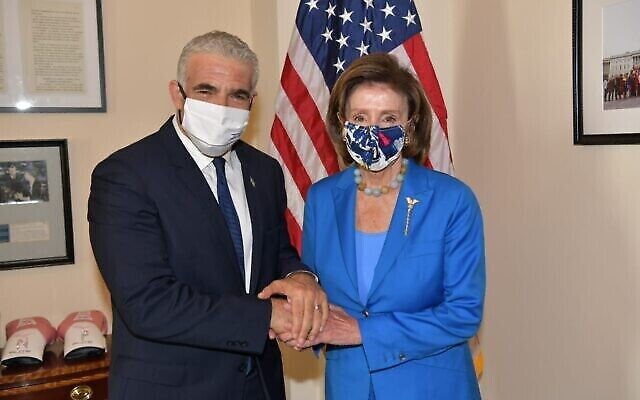 Le ministre des Affaires étrangères Yair Lapid rencontre la présidente de la Chambre, Nancy Pelosi, à Washington, le 12 octobre 2021. (Crédit : Shlomi Amsalem/GPO)