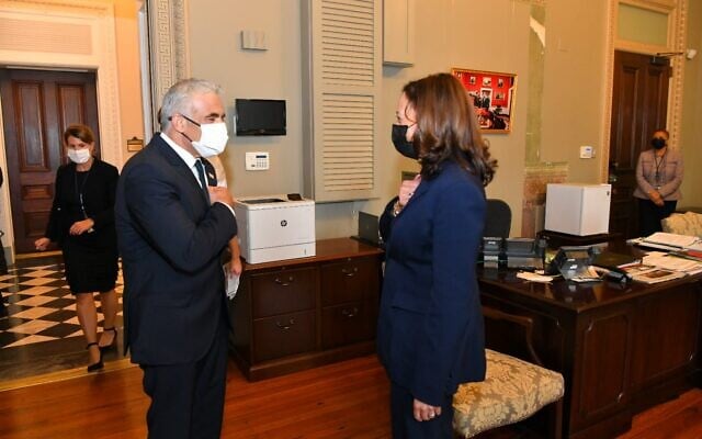 Le ministre des Affaires étrangères Yair Lapid rencontre la vice-présidente américaine Kamala Harris à Washington, le 12 octobre 2021. (Crédit : Shlomi Amsalem/GPO)