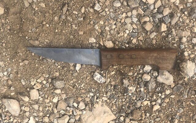 Le couteau qu'avait en sa possession une femme palestinienne qui a été arrêtée alors qu'elle s'approchait de l'implantation de Har Adar, près de Jérusalem, le 18 octobre 2021. (Police israélienne)