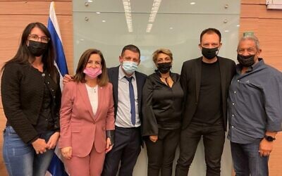 Les députés de la coalition Yael Ron, Ghaida Rinawie Zoabi, Alex Kushnir, Nira Shpak, Vladimir Beliak et Meir Yitzhak Halevi posent pour une photo après avoir fait avancer la proposition de budget du gouvernement par la commission des finances de la Knesset le 28 octobre 2021. (Crédit : Bureau du porte-parole de la Knesset)
