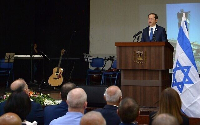 Le président Isaac Herzog s'exprime lors d'une cérémonie en hommage aux victimes du massacre de 1956 à Kafr Qasim, le 29 octobre 2021. (Crédit : Amos Ben Gershom/GPO) Le président Isaac Herzog s'exprime lors d'une cérémonie en hommage aux victimes du massacre de 1956 à Kafr Qasim, le 29 octobre 2021. (Crédit : Amos Ben Gershom/GPO)