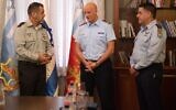 Le chef de l'armée de l'air allemande Ingo Gerhartz, au centre, reçoit la médaille d'appréciation du chef d'état-major du lieutenant-général Aviv Kohavi, à gauche, et du chef de l'armée de l'air israélienne Amikam Norkin, le 18 octobre 2021. (Crédit : Tsahal)