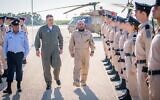 Le chef de l'armée de l'air émiratie Ibrahim Nasser Muhammed al-Alawi, atterrit en Israël et rencontre le chef de l'armée de l'air israélienne Amikam Norkin  pour observer l'exercice Blue Flag de l'IAF le 25 octobre 2021. (Crédit : Tsahal)