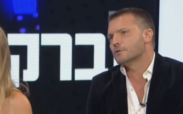 L'agent de mannequins israélien Shai Avital parle avec Channel 12 news. (Capture d'écran de la vidéo)