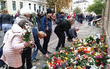 Des personnes déposent des fleurs devant la synagogue de Halle, en Allemagne, où un mémorial a été placé pour les victimes de la fusillade de mercredi. Le 11 octobre 2019. (Yaakov Schwartz/ Times of Israel)