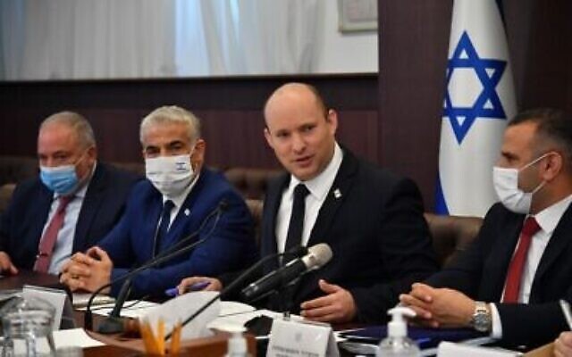 Le Premier ministre Naftali Bennett dirige une réunion du cabinet au bureau du Premier ministre de Jérusalem, le 24 octobre 2021. (Crédit : Yoav Dudkevitch/POOL) Le Premier ministre Naftali Bennett dirige une réunion du cabinet au bureau du Premier ministre de Jérusalem, le 24 octobre 2021. (Crédit : Yoav Dudkevitch/POOL)