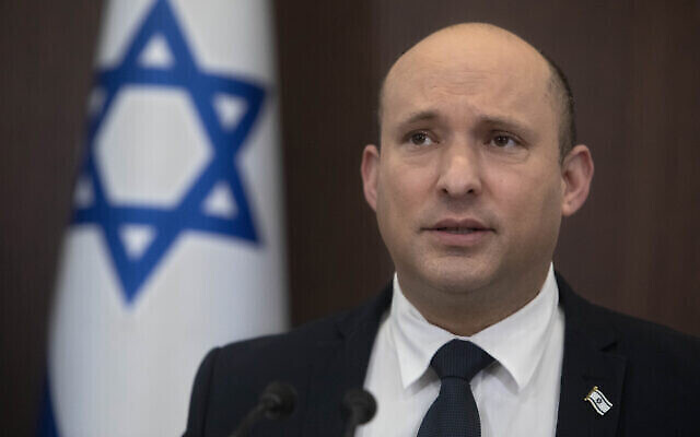 Le Premier ministre Naftali Bennett s'exprime lors de la réunion hebdomadaire du cabinet au bureau du Premier ministre à Jérusalem, le 17 octobre 2021. (AP Photo/Sebastian Scheiner, Pool) Le Premier ministre Naftali Bennett s'exprime lors de la réunion hebdomadaire du cabinet au bureau du Premier ministre à Jérusalem, le 17 octobre 2021. (AP Photo/Sebastian Scheiner, Pool)