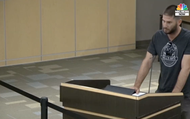 Jake Berman, un ancien élève juif, prend la parole lors d'une réunion du conseil scolaire à Southlake, au Texas, le 18 octobre 2021. (Capture d'écran) Jake Berman, un ancien élève juif, prend la parole lors d'une réunion du conseil scolaire à Southlake, au Texas, le 18 octobre 2021. (Capture d'écran)