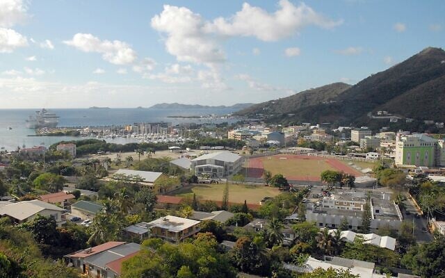 Vue de Road Town, à Tortola, sur les îles Vierges britanniques, centre de l'industrie des services financiers offshore, le 3 avril 2009. (Crédit : AP Photo/Todd VanSickle, File) Vue de Road Town, à Tortola, sur les îles Vierges britanniques, centre de l'industrie des services financiers offshore, le 3 avril 2009. (Crédit : AP Photo/Todd VanSickle, File)