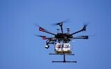 Un drone en vol, dans le cadre d'un projet pilote mené par l'Autorité de l'Innovation israélienne avec des partenaires pour créer un réseau de livraisons par drone en Israël, près de Tel Aviv, le 11 octobre 2021. (Crédit : Emanuel Fabian/Times of Israel)