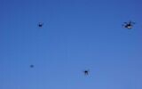 Des drones volant près de la ville de Tel Aviv le 11 octobre 2021, dans le cadre d'un projet pilote mené par l'Autorité israélienne de l'innovation avec des partenaires pour créer un réseau de livraisons par drones en Israël (Emanuel Fabian/Times of Israel).