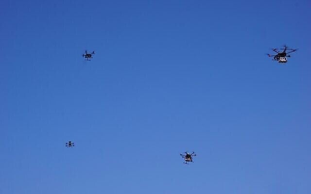 Des drones volant près de la ville de Tel Aviv le 11 octobre 2021, dans le cadre d'un projet pilote mené par l'Autorité israélienne de l'innovation avec des partenaires pour créer un réseau de livraisons par drones en Israël (Emanuel Fabian/Times of Israel). Des drones volant près de la ville de Tel Aviv le 11 octobre 2021, dans le cadre d'un projet pilote mené par l'Autorité israélienne de l'innovation avec des partenaires pour créer un réseau de livraisons par drones en Israël (Emanuel Fabian/Times of Israel).