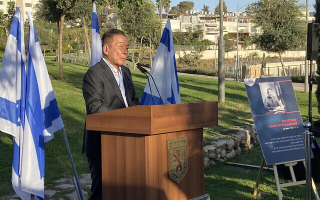 Nobuki Sugihara s'exprime lors d'une cérémonie d'inauguration d'une place au nom de son père, Chuine Sugihara, diplomate ayant sauvé des milliers de Juifs pendant la Shoah, dans le quartier de Kiryat Yovel, à Jérusalem. (Crédit : Times of Israel) Nobuki Sugihara s'exprime lors d'une cérémonie d'inauguration d'une place au nom de son père, Chuine Sugihara, diplomate ayant sauvé des milliers de Juifs pendant la Shoah, dans le quartier de Kiryat Yovel, à Jérusalem. (Crédit : Times of Israel)