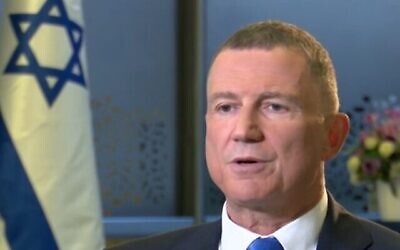 Yuli Edelstein, alors ministre de la Santé, lors d'une conférence de presse au bureau du Premier ministre à Jérusalem, le 20 avril 2021. (Yonatan Sindel/Flash90)