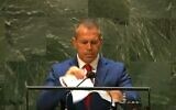 L'ambassadeur d'Israël à l'ONU Gilad Erdan déchire un rapport du Conseil des droits de l'homme sur le podium, le 29 octobre 2021 (Crédit : capture d'écran)
