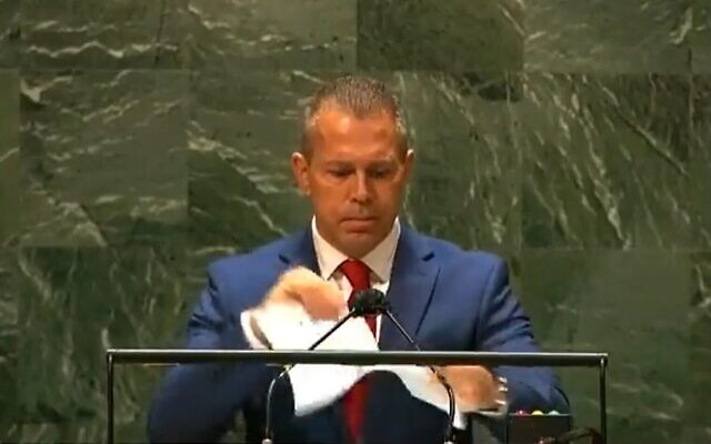L'ambassadeur d'Israël à l'ONU Gilad Erdan déchire un rapport du Conseil des droits de l'homme sur le podium, le 29 octobre 2021 (Crédit : capture d'écran) L'ambassadeur d'Israël à l'ONU Gilad Erdan déchire un rapport du Conseil des droits de l'homme sur le podium, le 29 octobre 2021 (Crédit : capture d'écran)