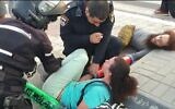 La police intervient lors d'une manifestation du groupe Extinction Rebellion contre l'accord conclu entre l'EAPC, une firme israélienne, et un consortium israélo-émirati, visant le transfert terrestre du pétrole du Golfe dans le système israélien de canalisations de la mer Rouge jusqu'à la mer méditerranée à Ashkelon, le 17 octobre 2021. (Capture d'écran)