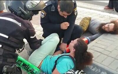 La police intervient lors d'une manifestation du groupe Extinction Rebellion contre l'accord conclu entre l'EAPC, une firme israélienne, et un consortium israélo-émirati, visant le transfert terrestre du pétrole du Golfe dans le système israélien de canalisations de la mer Rouge jusqu'à la mer méditerranée à Ashkelon, le 17 octobre 2021. (Capture d'écran)